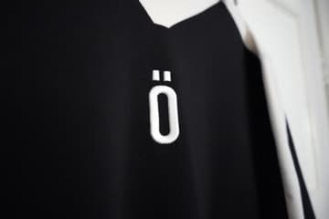 Öbiqvari Ö logo detail on the chest of 001_the_athlete